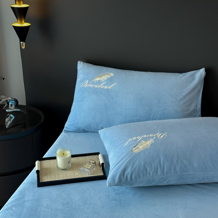 91家纺网 家纺一手货源 找家纺 爱彼家纺 2026新款简约水晶绒四件套羽毛-系列三 羽毛-浅蓝