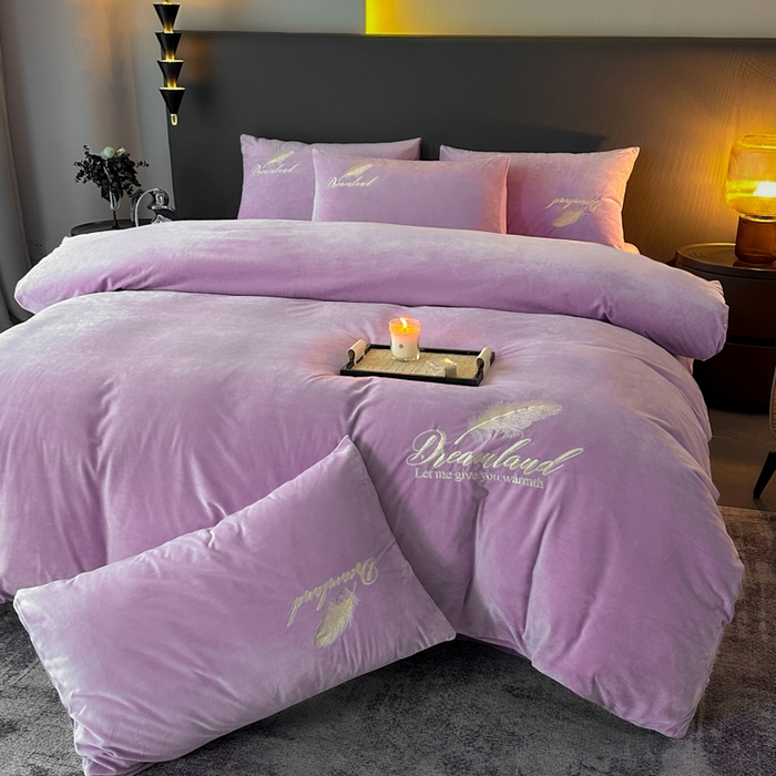 91家纺网 家纺一手货源 找家纺 爱彼家纺 2026新款简约水晶绒四件套羽毛-系列三 羽毛-浅紫