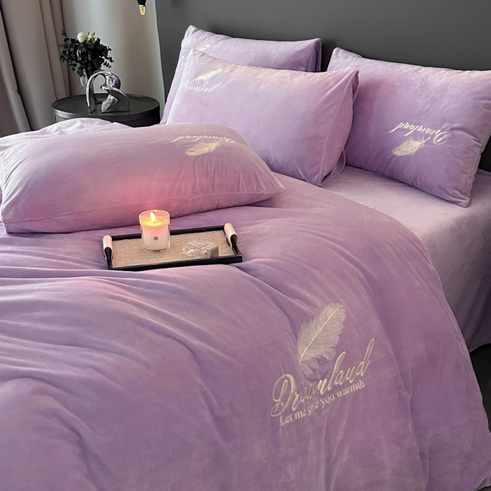 91家纺网 家纺一手货源 找家纺 爱彼家纺 2026新款简约水晶绒四件套羽毛-系列三 羽毛-浅紫
