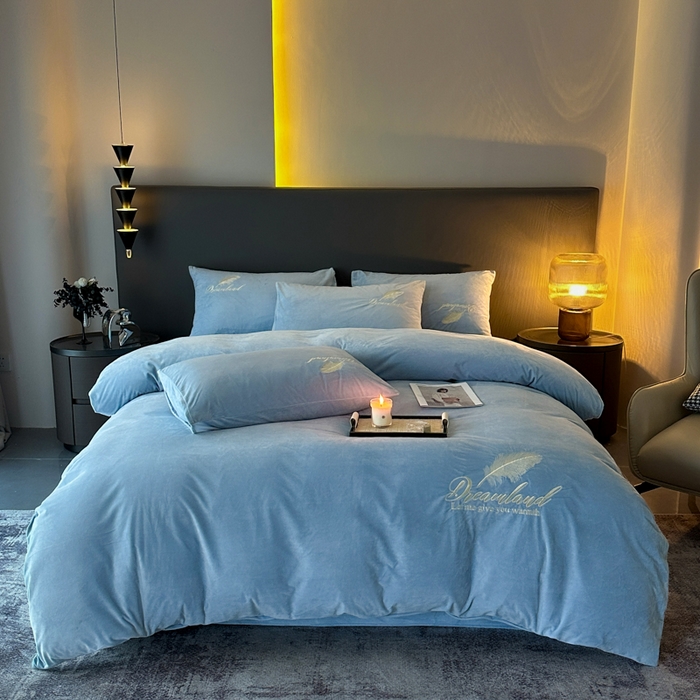 91家纺网 家纺一手货源 找家纺 爱彼家纺 2026新款简约水晶绒四件套羽毛-系列三 羽毛-浅蓝