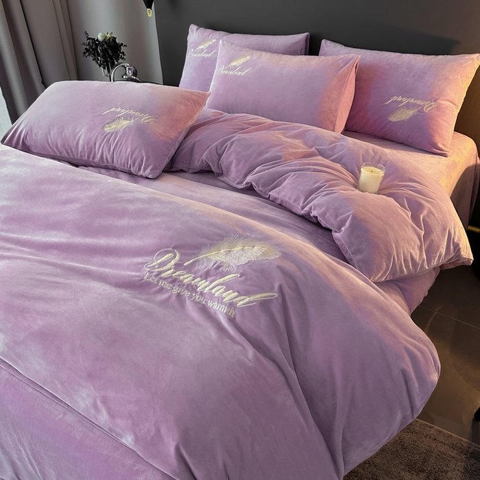 91家纺网 家纺一手货源 找家纺 爱彼家纺 2026新款简约水晶绒四件套羽毛-系列三 羽毛-浅紫