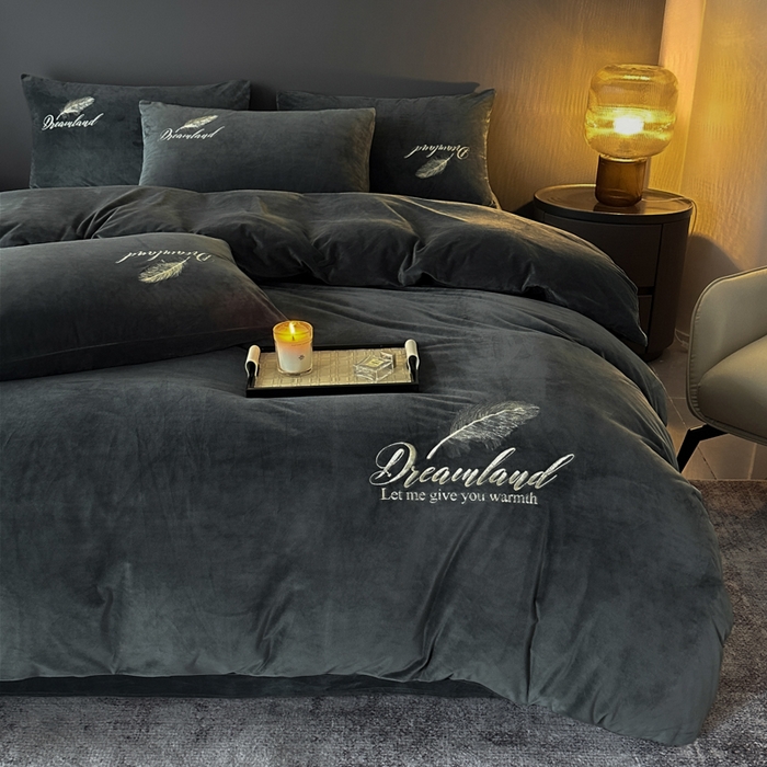 91家纺网 家纺一手货源 找家纺 爱彼家纺 2026新款简约水晶绒四件套羽毛-系列三 羽毛-深灰