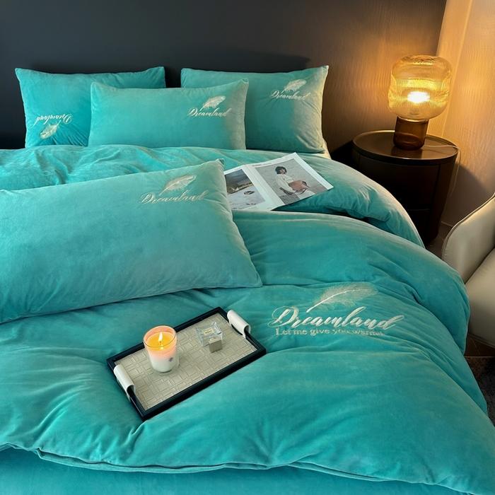 91家纺网 家纺一手货源 找家纺 爱彼家纺 2026新款简约水晶绒四件套羽毛-系列三 羽毛-浅水绿