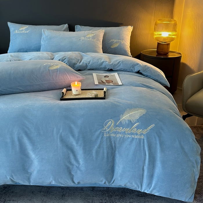 91家纺网 家纺一手货源 找家纺 爱彼家纺 2026新款简约水晶绒四件套羽毛-系列三 羽毛-浅蓝