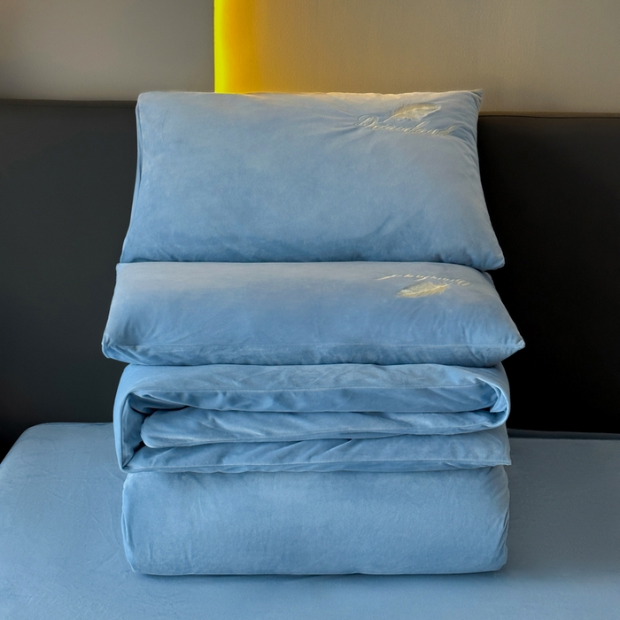 91家纺网 家纺一手货源 找家纺 爱彼家纺 2026新款简约水晶绒四件套羽毛-系列三 羽毛-浅蓝