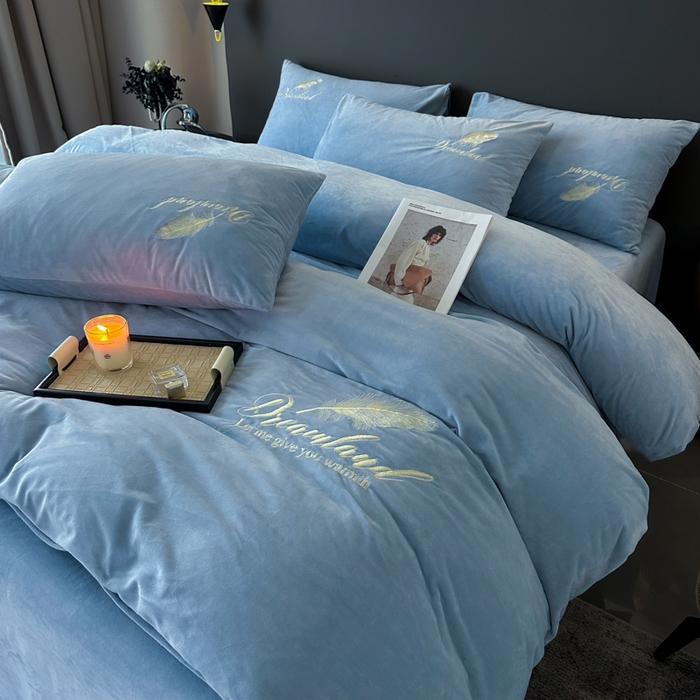 91家纺网 家纺一手货源 找家纺 爱彼家纺 2026新款简约水晶绒四件套羽毛-系列三 羽毛-浅蓝