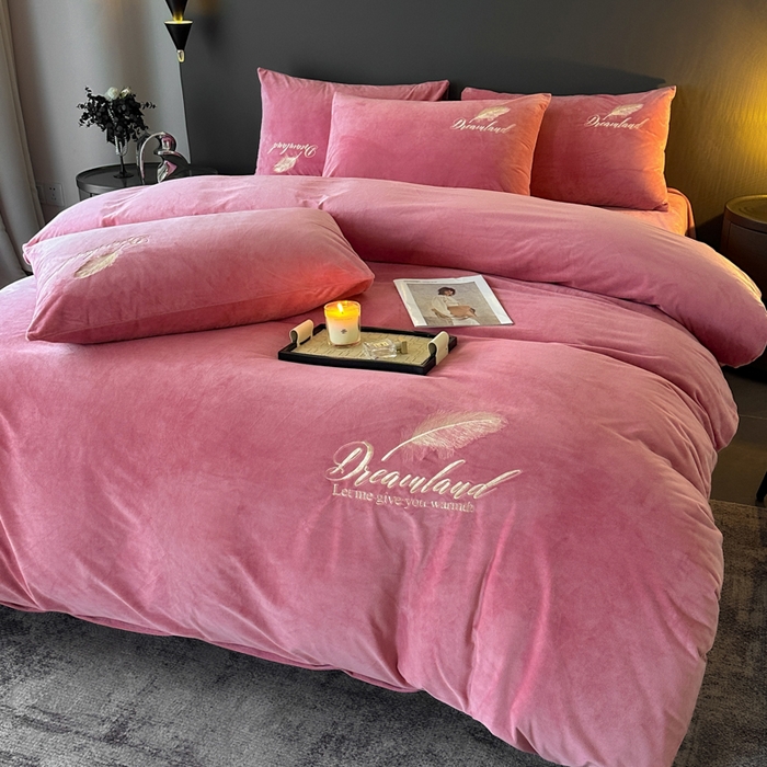 91家纺网 家纺一手货源 找家纺 爱彼家纺 2026新款简约水晶绒四件套羽毛-系列三 羽毛-浅豆沙