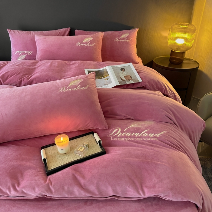 91家纺网 家纺一手货源 找家纺 爱彼家纺 2026新款简约水晶绒四件套羽毛-系列三 羽毛-浅豆沙