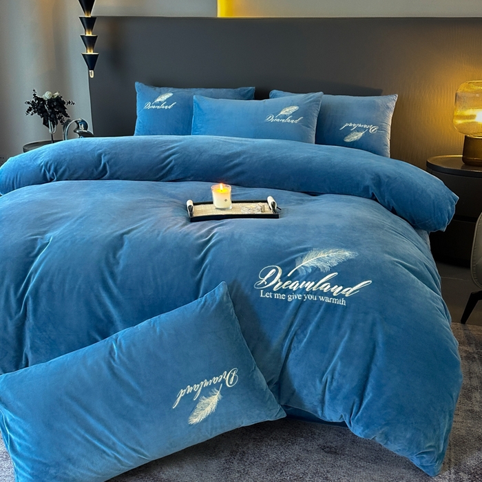 91家纺网 家纺一手货源 找家纺 爱彼家纺 2026新款简约水晶绒四件套羽毛-系列三 羽毛-宝蓝