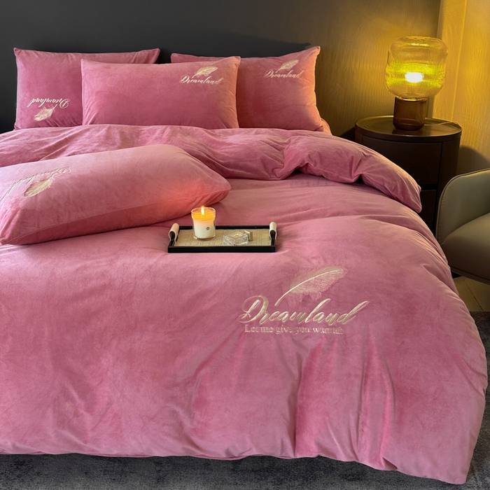 91家纺网 家纺一手货源 找家纺 爱彼家纺 2026新款简约水晶绒四件套羽毛-系列三 羽毛-浅豆沙