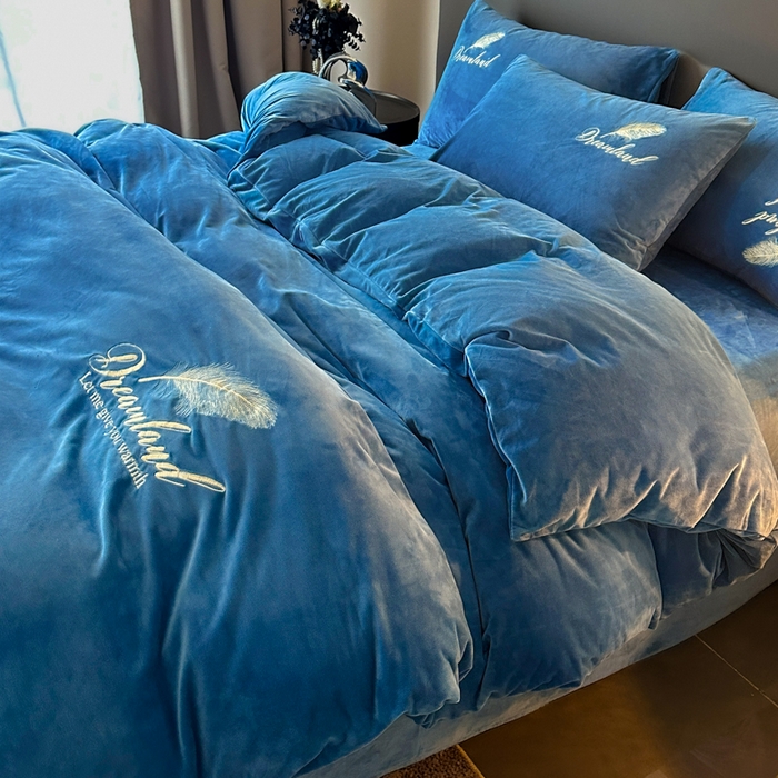 91家纺网 家纺一手货源 找家纺 爱彼家纺 2026新款简约水晶绒四件套羽毛-系列三 羽毛-宝蓝
