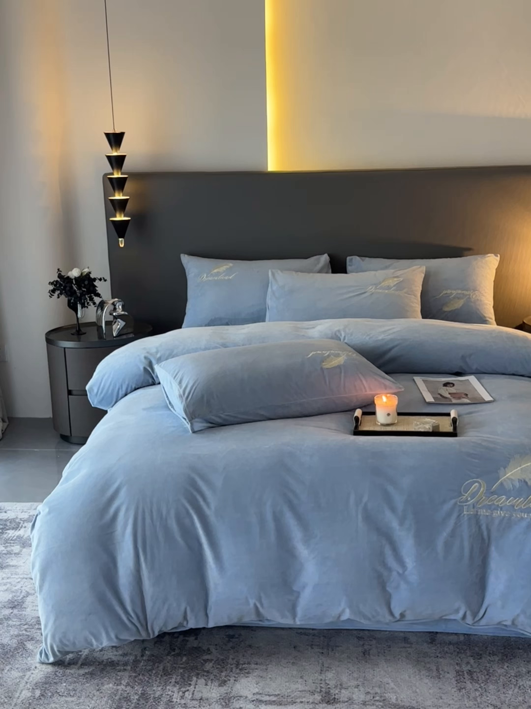 91家纺网 家纺一手货源 找家纺 爱彼家纺 2026新款简约水晶绒四件套羽毛-系列三 羽毛-浅蓝