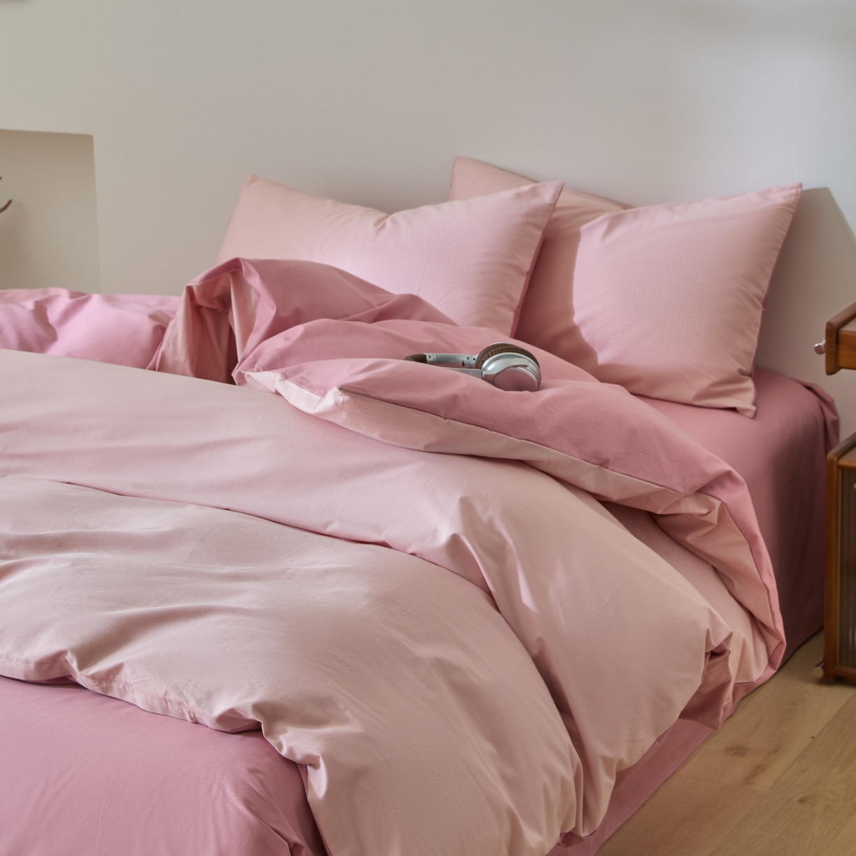 91家纺网 家纺一手货源 找家纺 泽西家纺+V17798841158发大图 2026新品A类全棉13376简约纯色双拼全棉四件套单被套枕套三件套 浅喜粉+暖豆沙