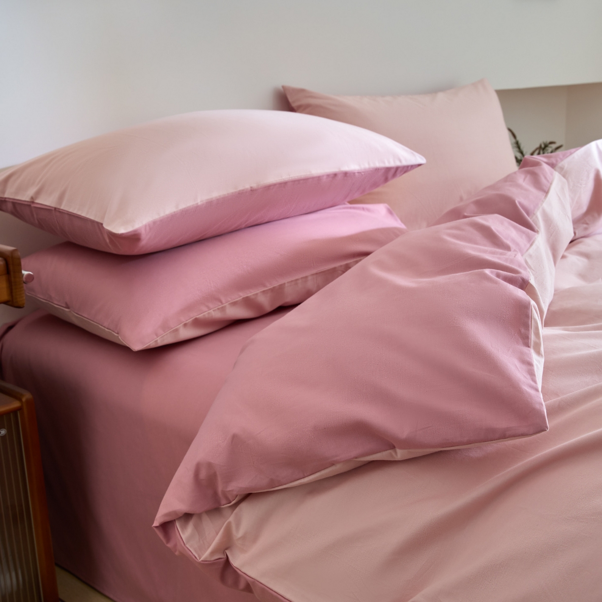 91家纺网 家纺一手货源 找家纺 泽西家纺+V17798841158发大图 2026新品A类全棉13376简约纯色双拼全棉四件套单被套枕套三件套 浅喜粉+暖豆沙