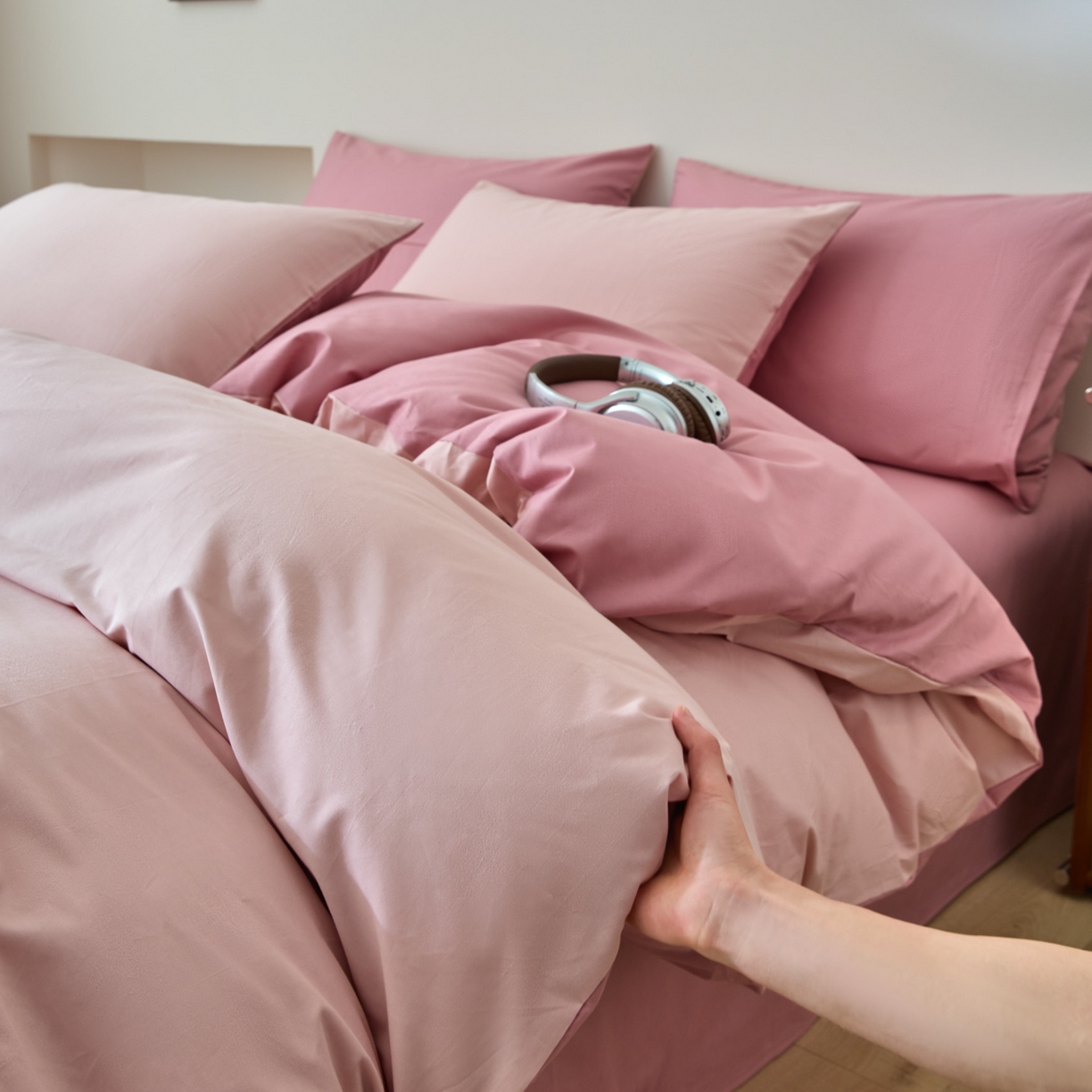 91家纺网 家纺一手货源 找家纺 泽西家纺+V17798841158发大图 2026新品A类全棉13376简约纯色双拼全棉四件套单被套枕套三件套 浅喜粉+暖豆沙