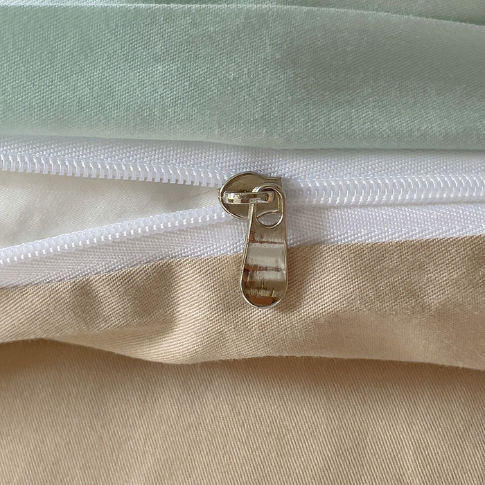 91家纺网 家纺一手货源 找家纺 泽西家纺+V17798841158发大图 2026新品A类全棉13376简约纯色双拼全棉四件套单被套枕套三件套 浅绿+卡其