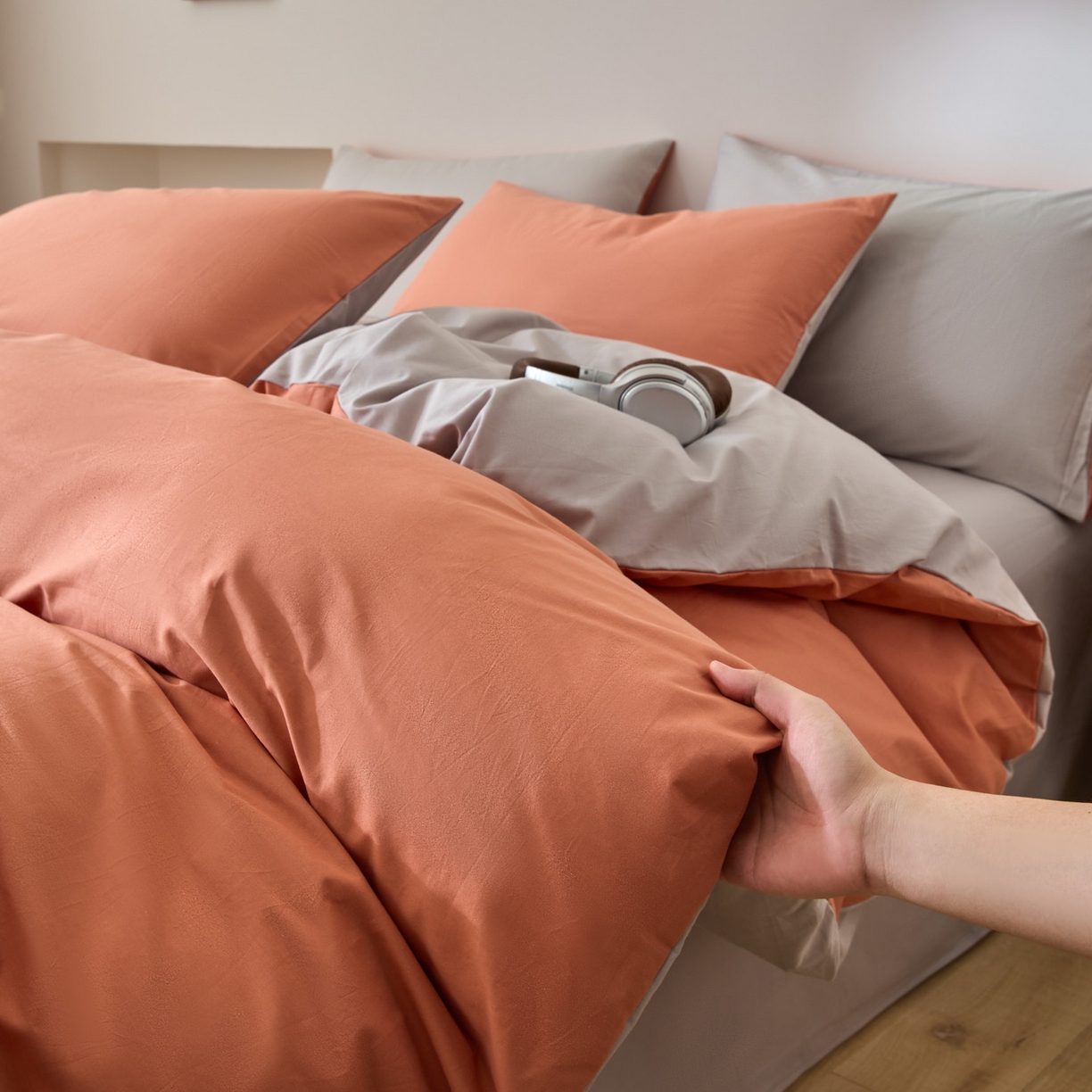 91家纺网 家纺一手货源 找家纺 泽西家纺+V17798841158发大图 2026新品A类全棉13376简约纯色双拼全棉四件套单被套枕套三件套 西柚橙+银河灰