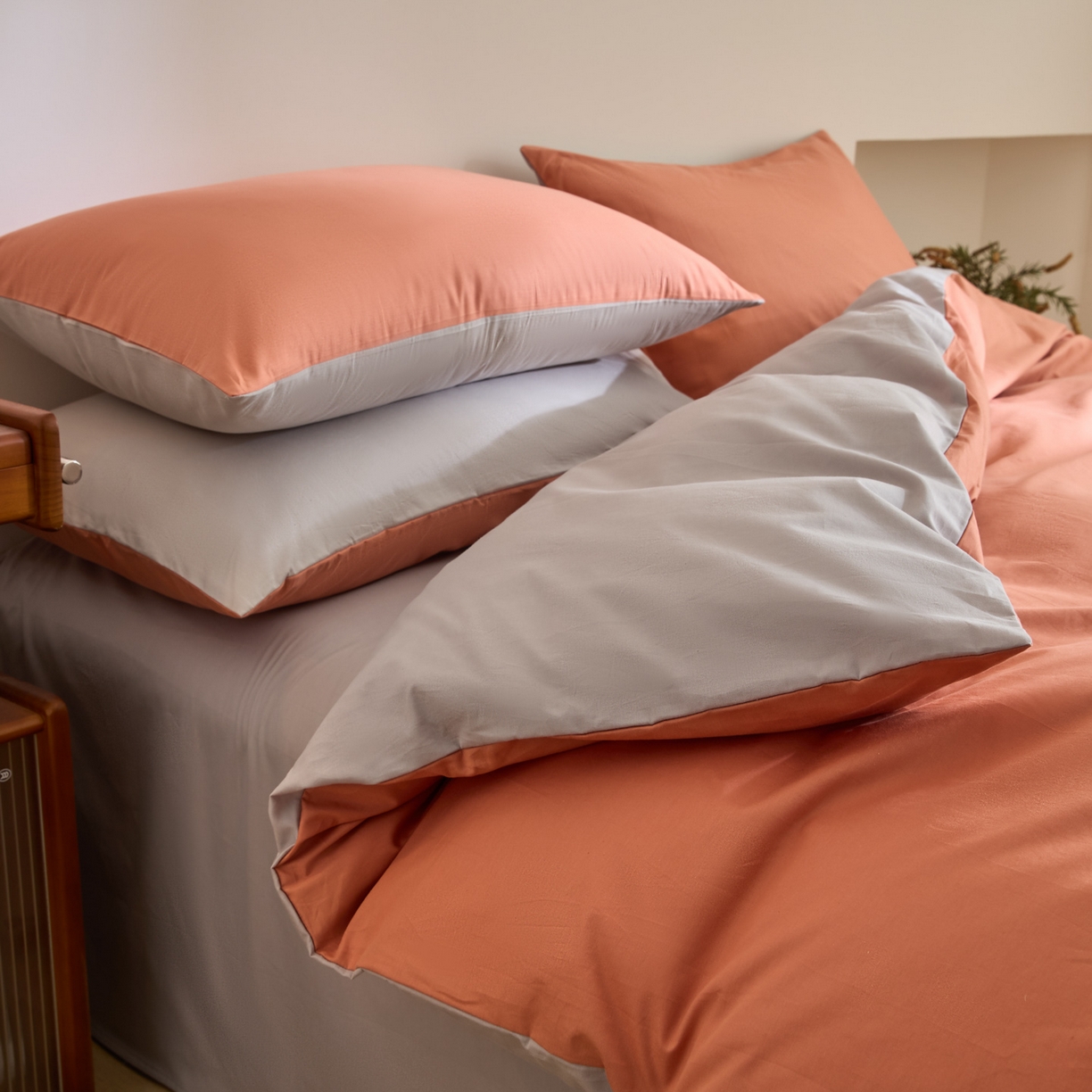 91家纺网 家纺一手货源 找家纺 泽西家纺+V17798841158发大图 2026新品A类全棉13376简约纯色双拼全棉四件套单被套枕套三件套 西柚橙+银河灰