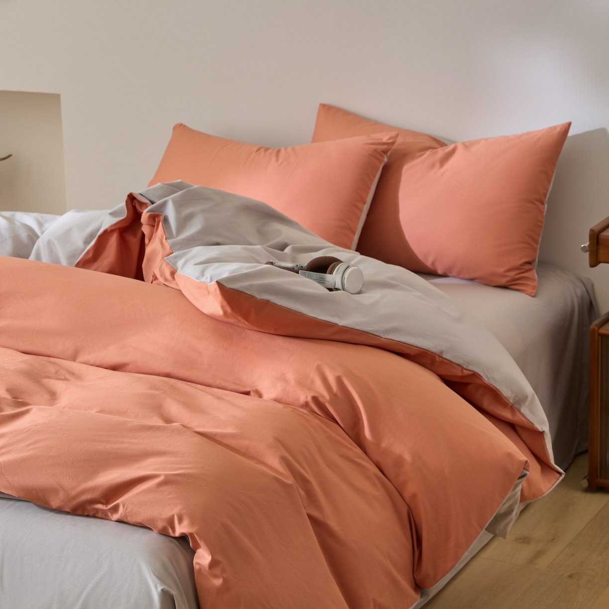 91家纺网 家纺一手货源 找家纺 泽西家纺+V17798841158发大图 2026新品A类全棉13376简约纯色双拼全棉四件套单被套枕套三件套 西柚橙+银河灰