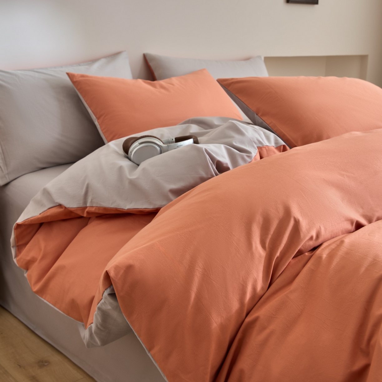 91家纺网 家纺一手货源 找家纺 泽西家纺+V17798841158发大图 2026新品A类全棉13376简约纯色双拼全棉四件套单被套枕套三件套 西柚橙+银河灰