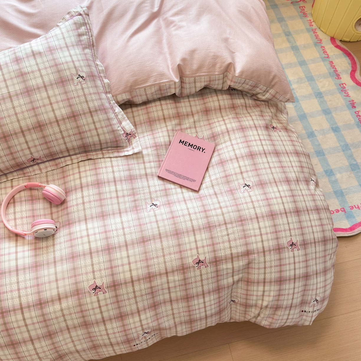 91家纺网 家纺一手货源 找家纺 乐童家纺 2026新款全棉网红直播爆款吊边一字绣工艺款四件套 超能小柴