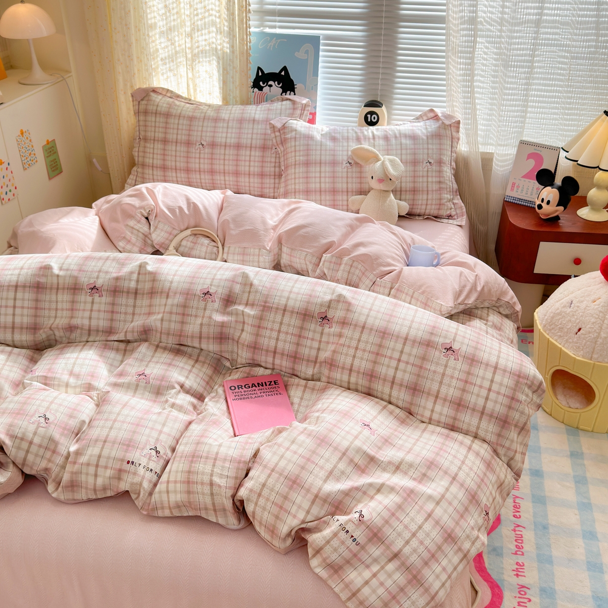 91家纺网 家纺一手货源 找家纺 乐童家纺 2026新款全棉网红直播爆款吊边一字绣工艺款四件套 超能小柴