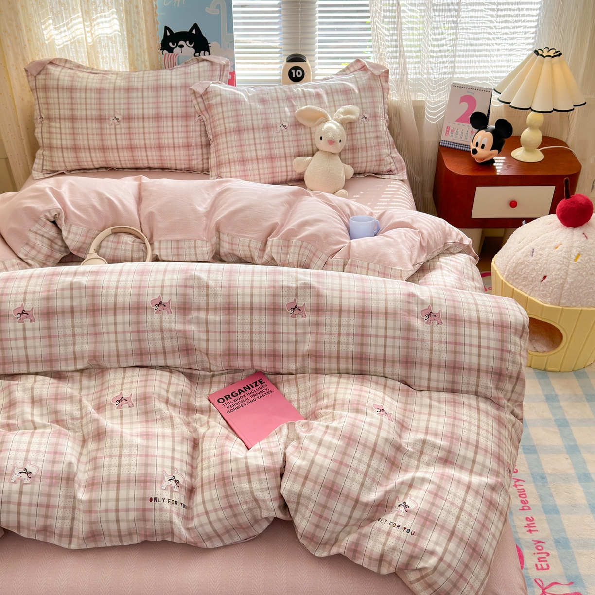 91家纺网 家纺一手货源 找家纺 乐童家纺 2026新款全棉网红直播爆款吊边一字绣工艺款四件套 超能小柴