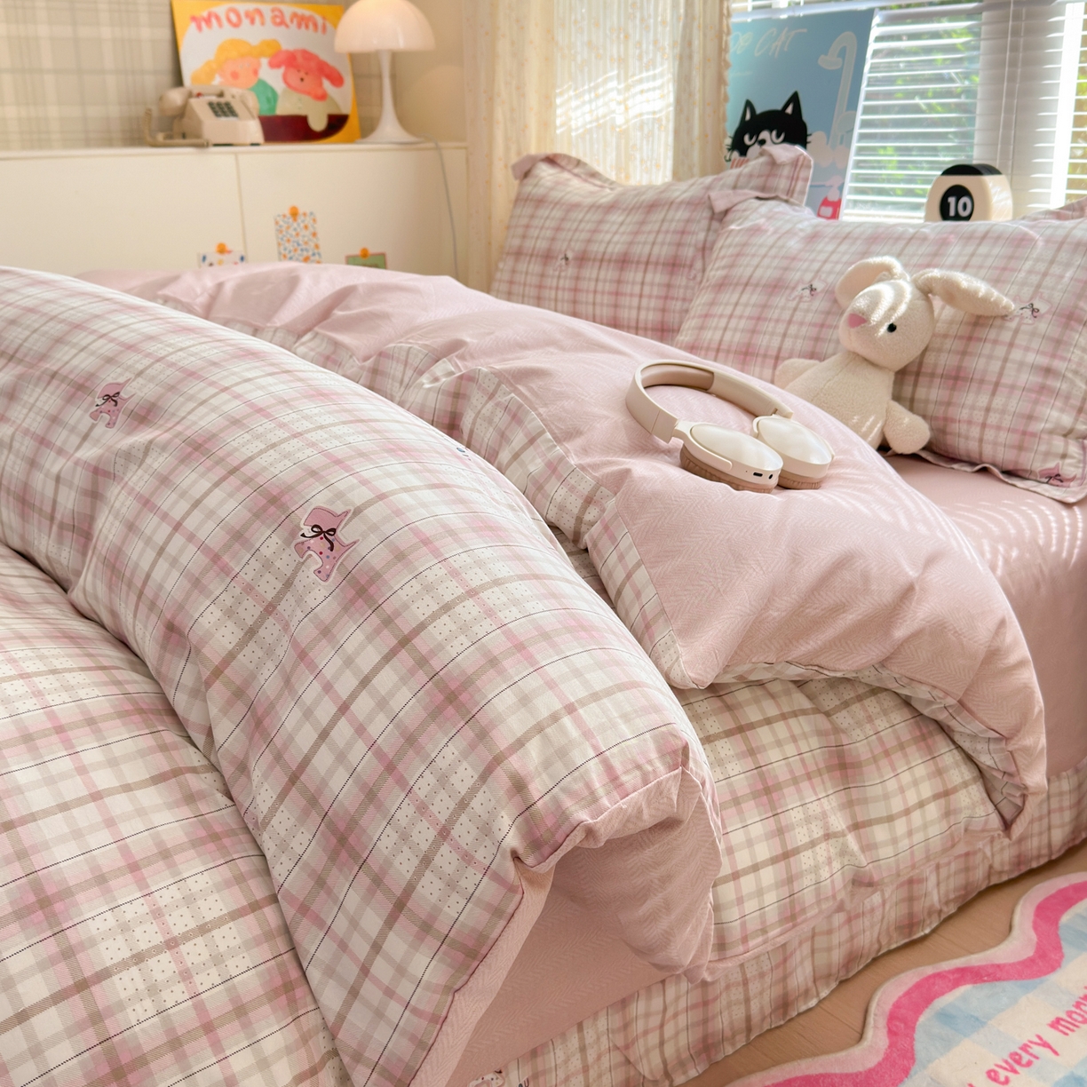 91家纺网 家纺一手货源 找家纺 乐童家纺 2026新款全棉网红直播爆款吊边一字绣工艺款四件套 超能小柴