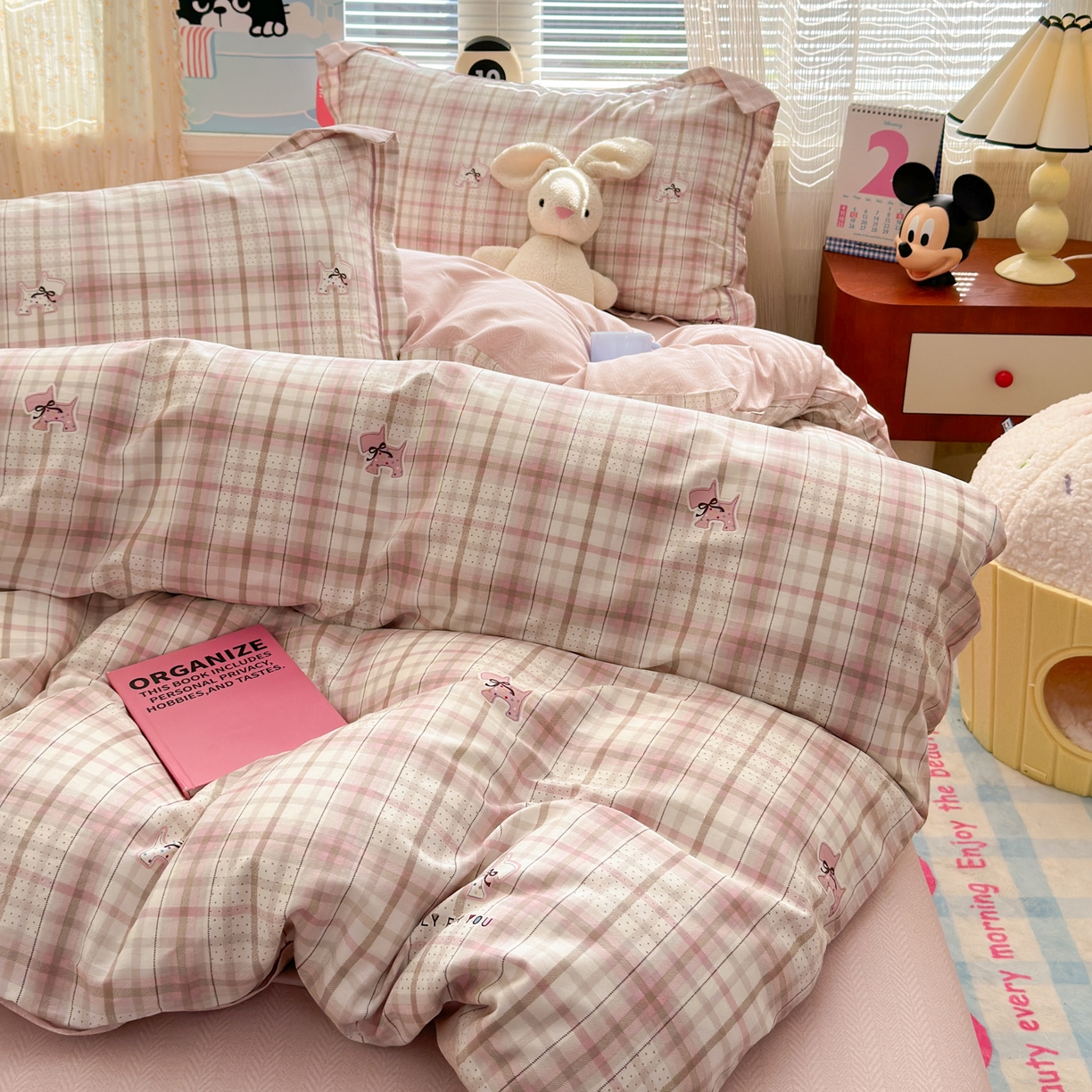 91家纺网 家纺一手货源 找家纺 乐童家纺 2026新款全棉网红直播爆款吊边一字绣工艺款四件套 超能小柴