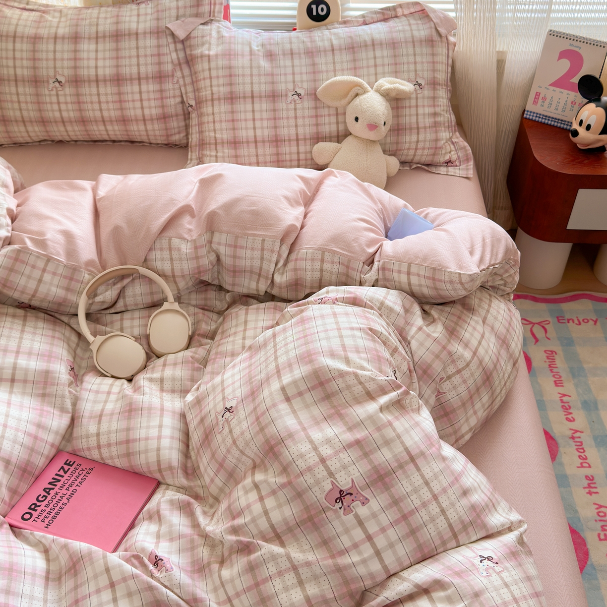 91家纺网 家纺一手货源 找家纺 乐童家纺 2026新款全棉网红直播爆款吊边一字绣工艺款四件套 超能小柴