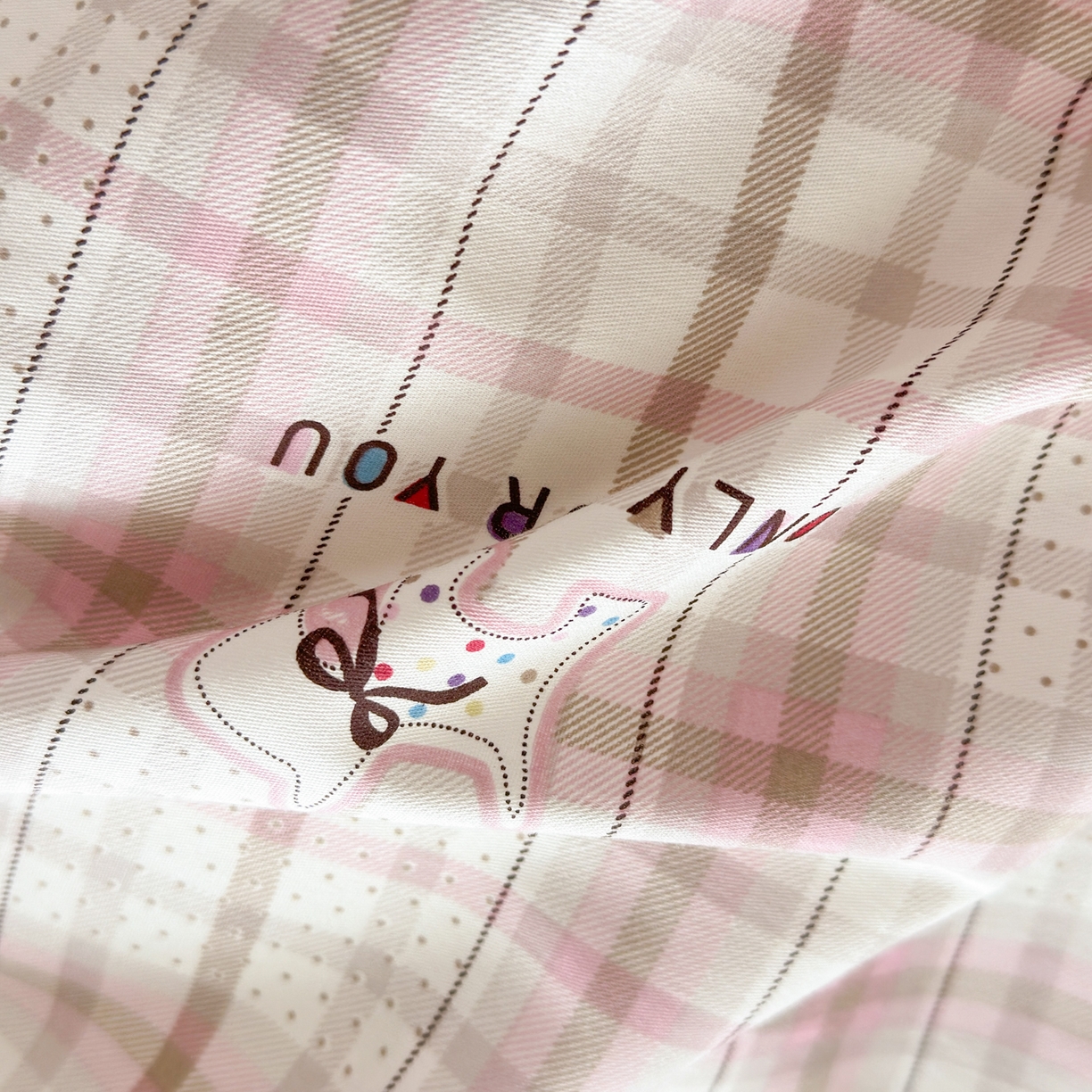 91家纺网 家纺一手货源 找家纺 乐童家纺 2026新款全棉网红直播爆款吊边一字绣工艺款四件套 超能小柴