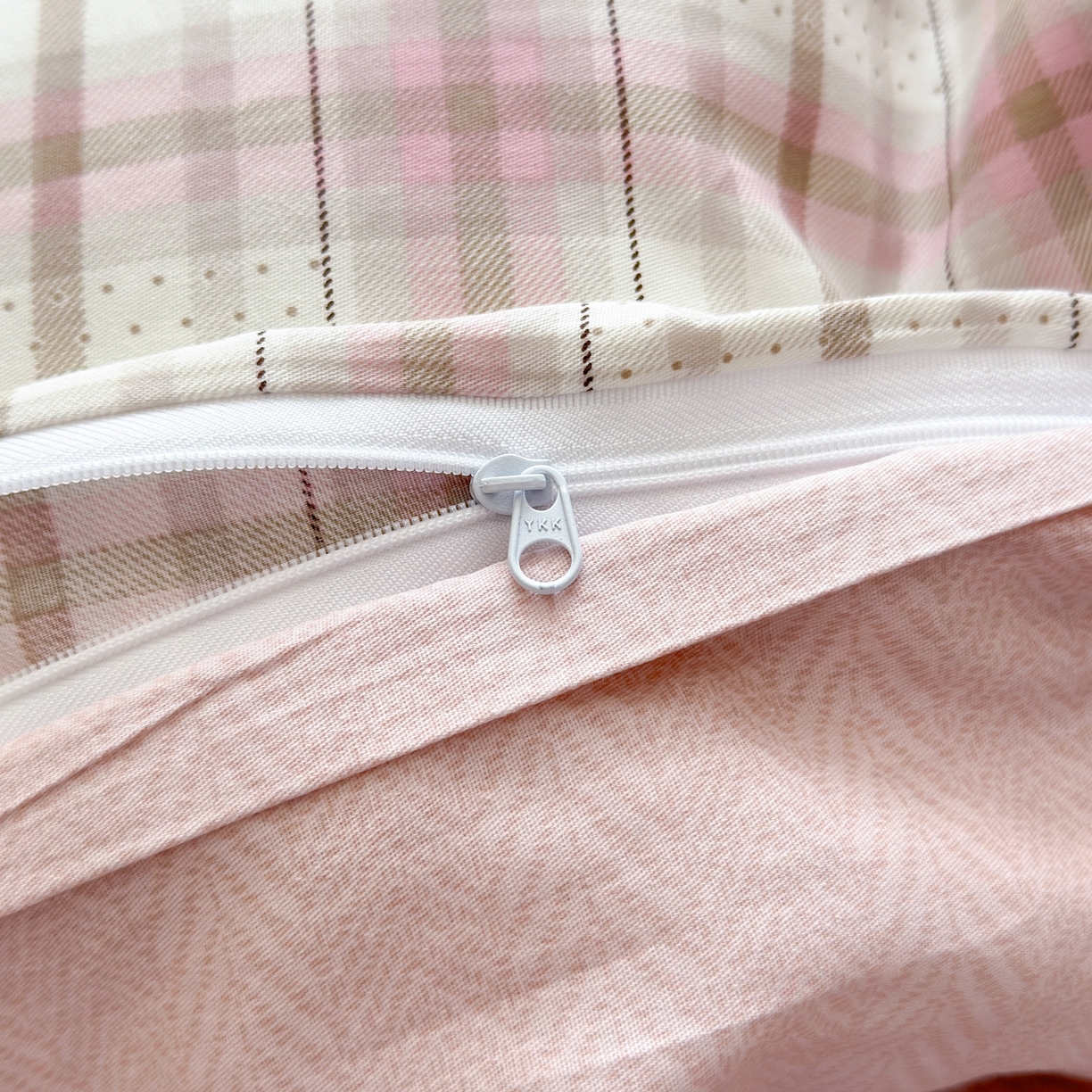 91家纺网 家纺一手货源 找家纺 乐童家纺 2026新款全棉网红直播爆款吊边一字绣工艺款四件套 超能小柴