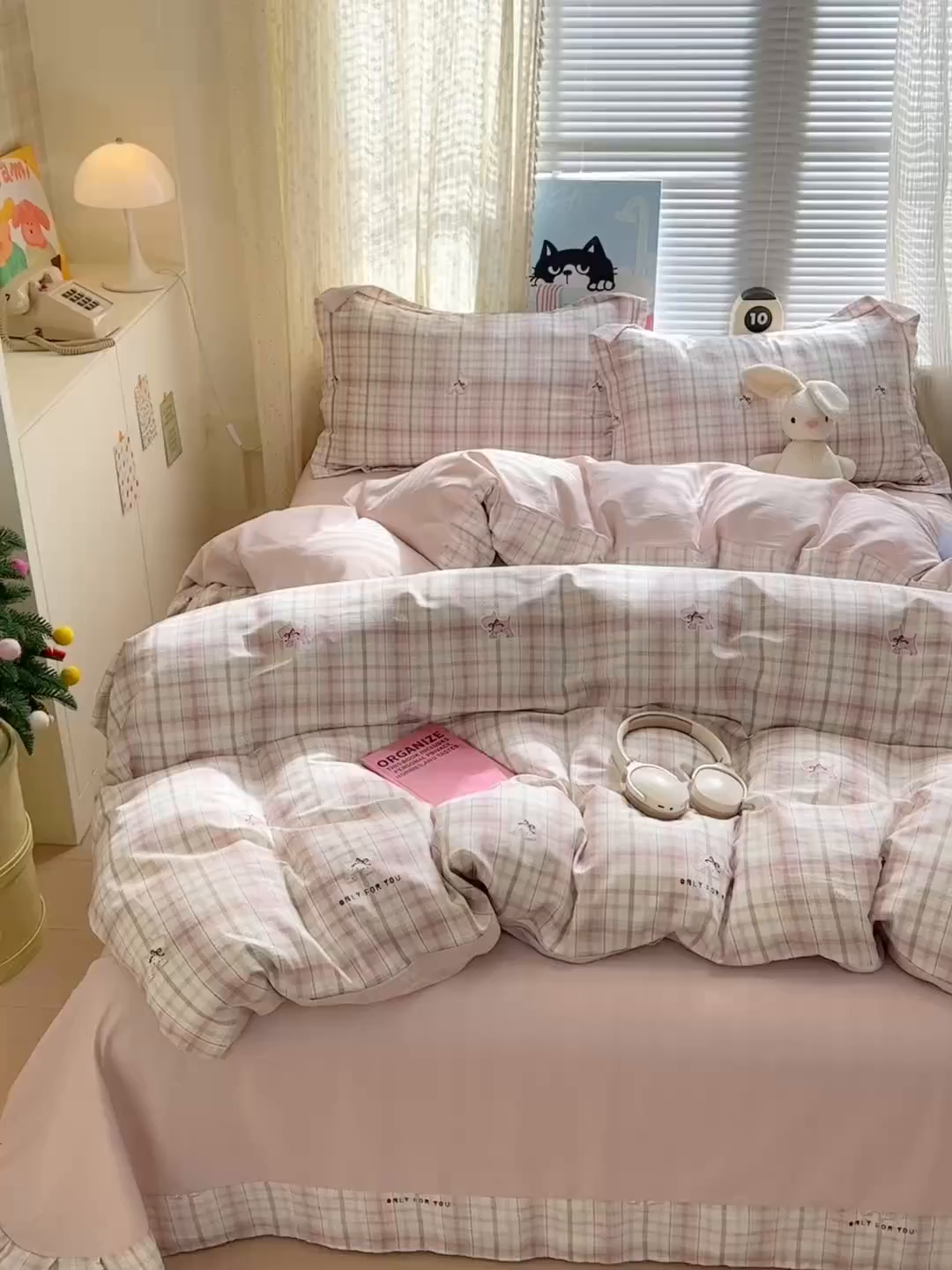 91家纺网 家纺一手货源 找家纺 乐童家纺 2026新款全棉网红直播爆款吊边一字绣工艺款四件套 超能小柴