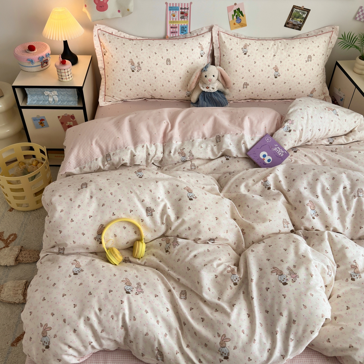 91家纺网 家纺一手货源 找家纺 乐童家纺 2026新款全棉网红直播爆款吊边一字绣工艺款四件套 春日兔影