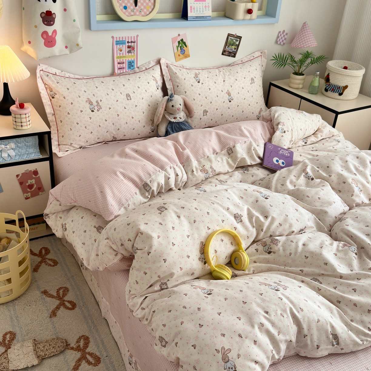 91家纺网 家纺一手货源 找家纺 乐童家纺 2026新款全棉网红直播爆款吊边一字绣工艺款四件套 春日兔影