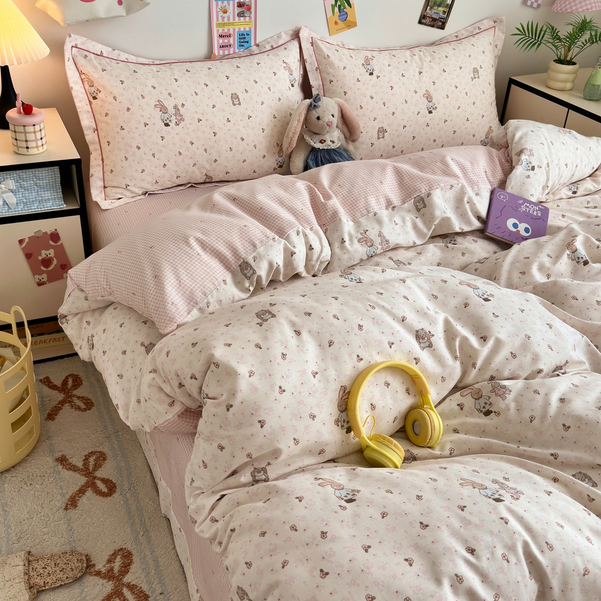 91家纺网 家纺一手货源 找家纺 乐童家纺 2026新款全棉网红直播爆款吊边一字绣工艺款四件套 春日兔影