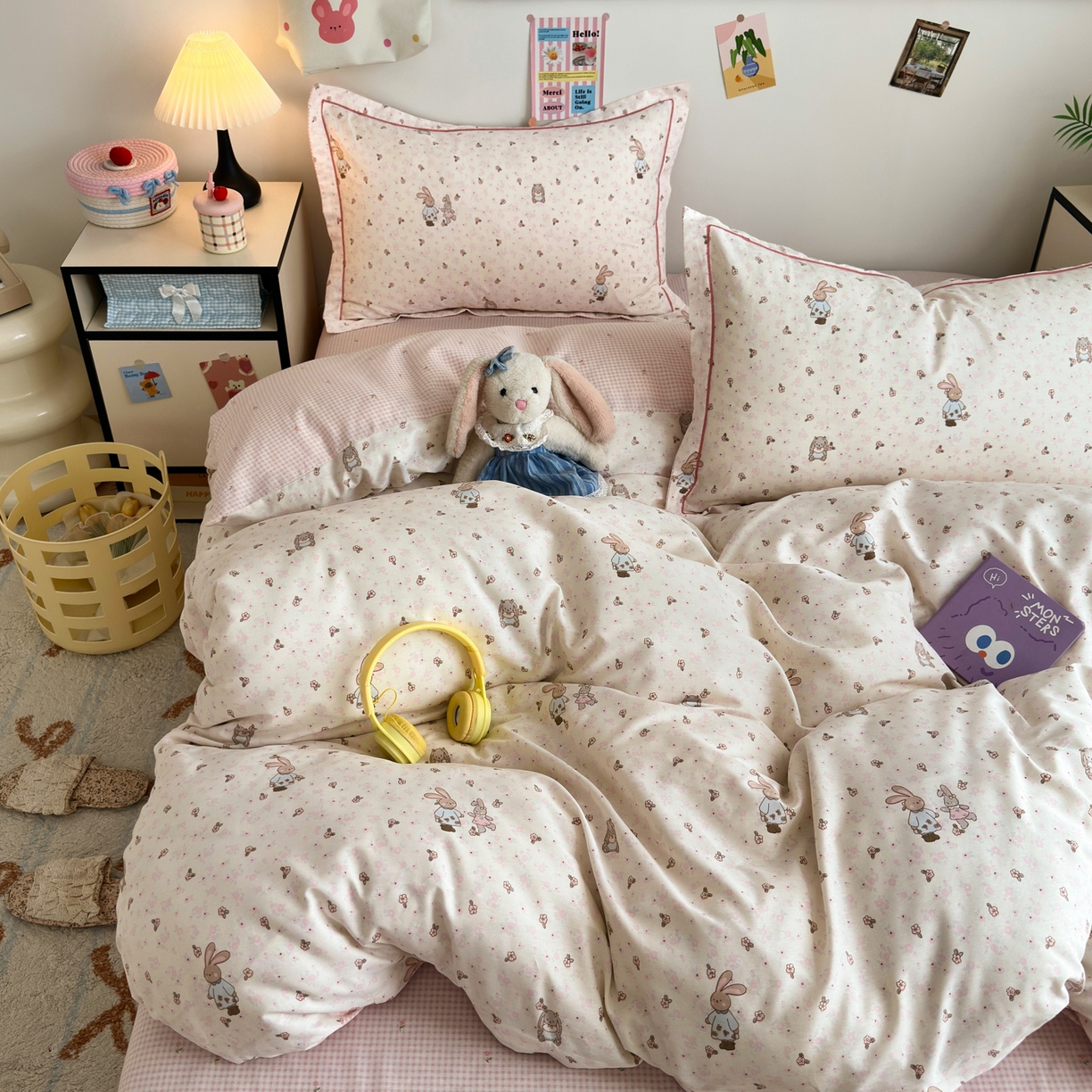 91家纺网 家纺一手货源 找家纺 乐童家纺 2026新款全棉网红直播爆款吊边一字绣工艺款四件套 春日兔影