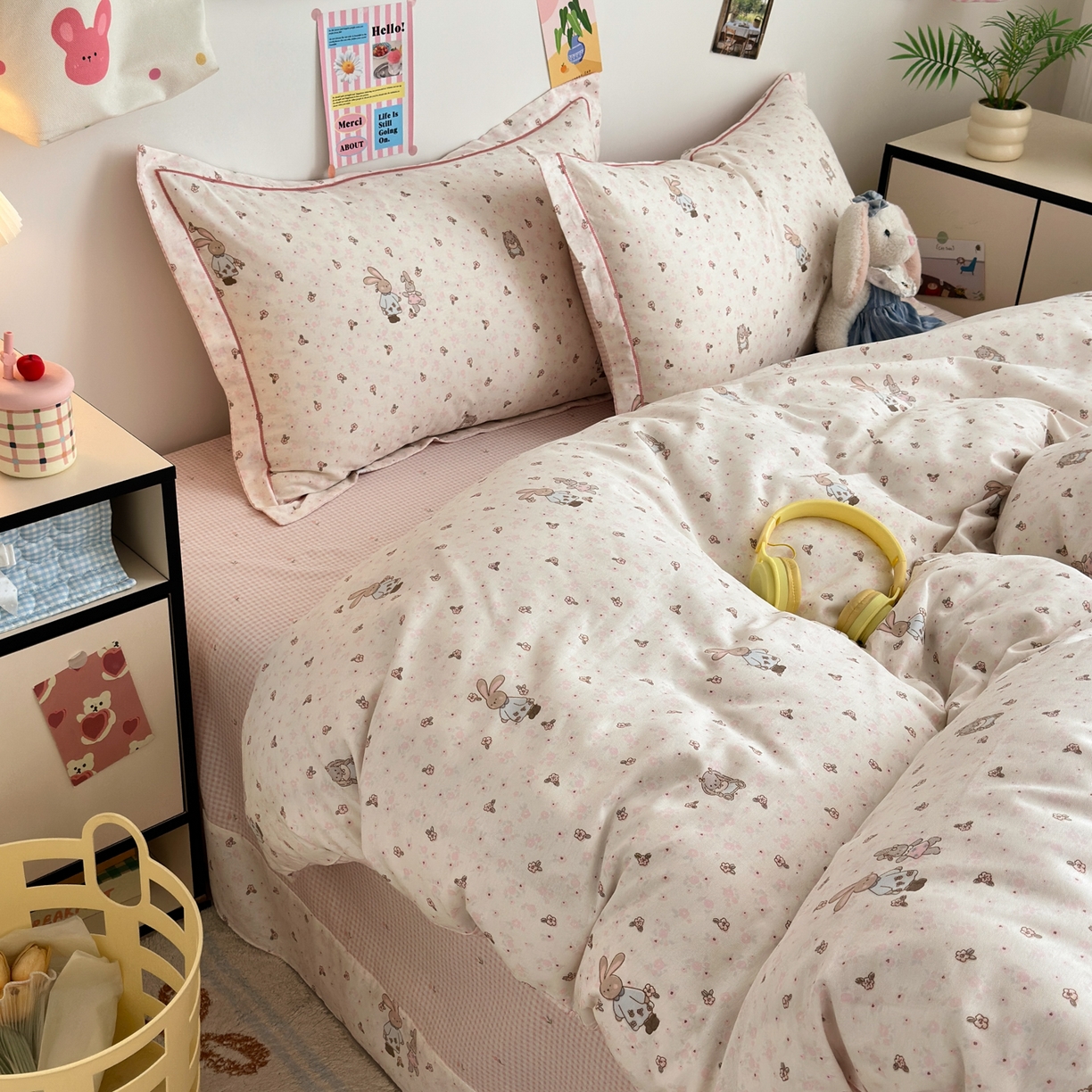 91家纺网 家纺一手货源 找家纺 乐童家纺 2026新款全棉网红直播爆款吊边一字绣工艺款四件套 春日兔影