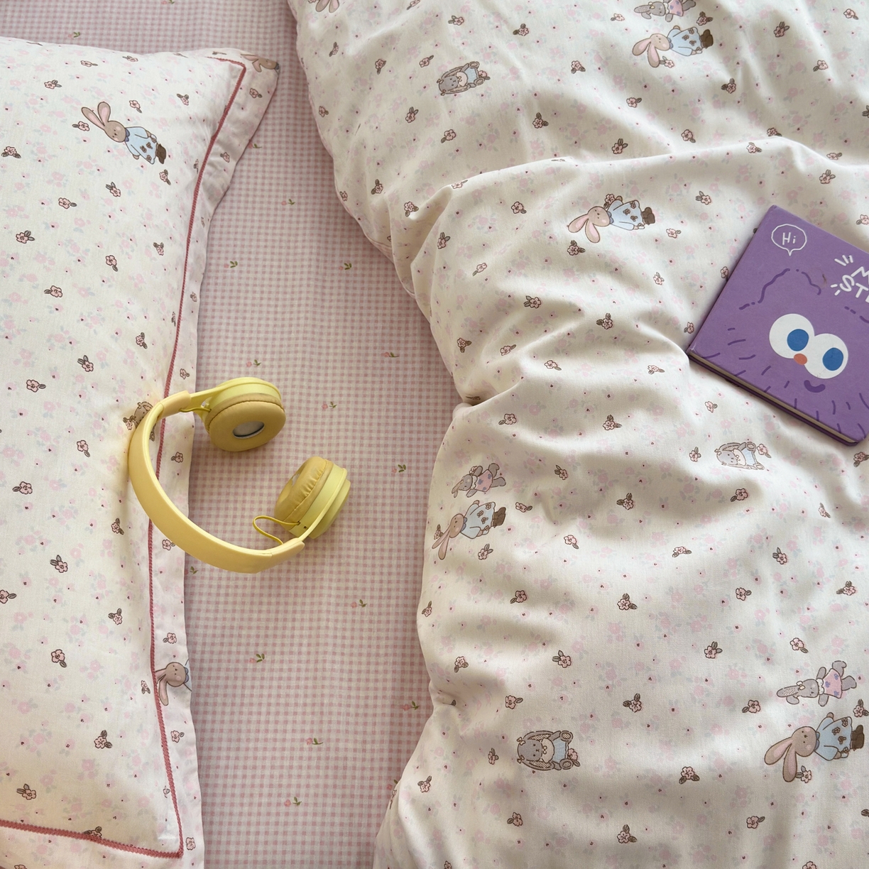 91家纺网 家纺一手货源 找家纺 乐童家纺 2026新款全棉网红直播爆款吊边一字绣工艺款四件套 春日兔影