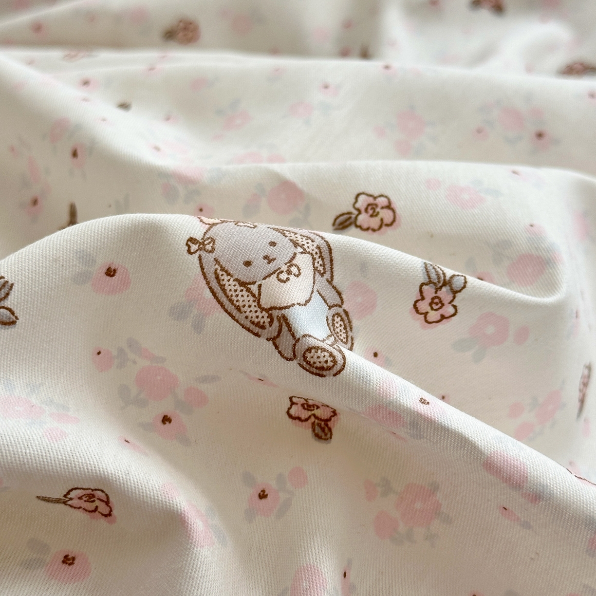 91家纺网 家纺一手货源 找家纺 乐童家纺 2026新款全棉网红直播爆款吊边一字绣工艺款四件套 春日兔影