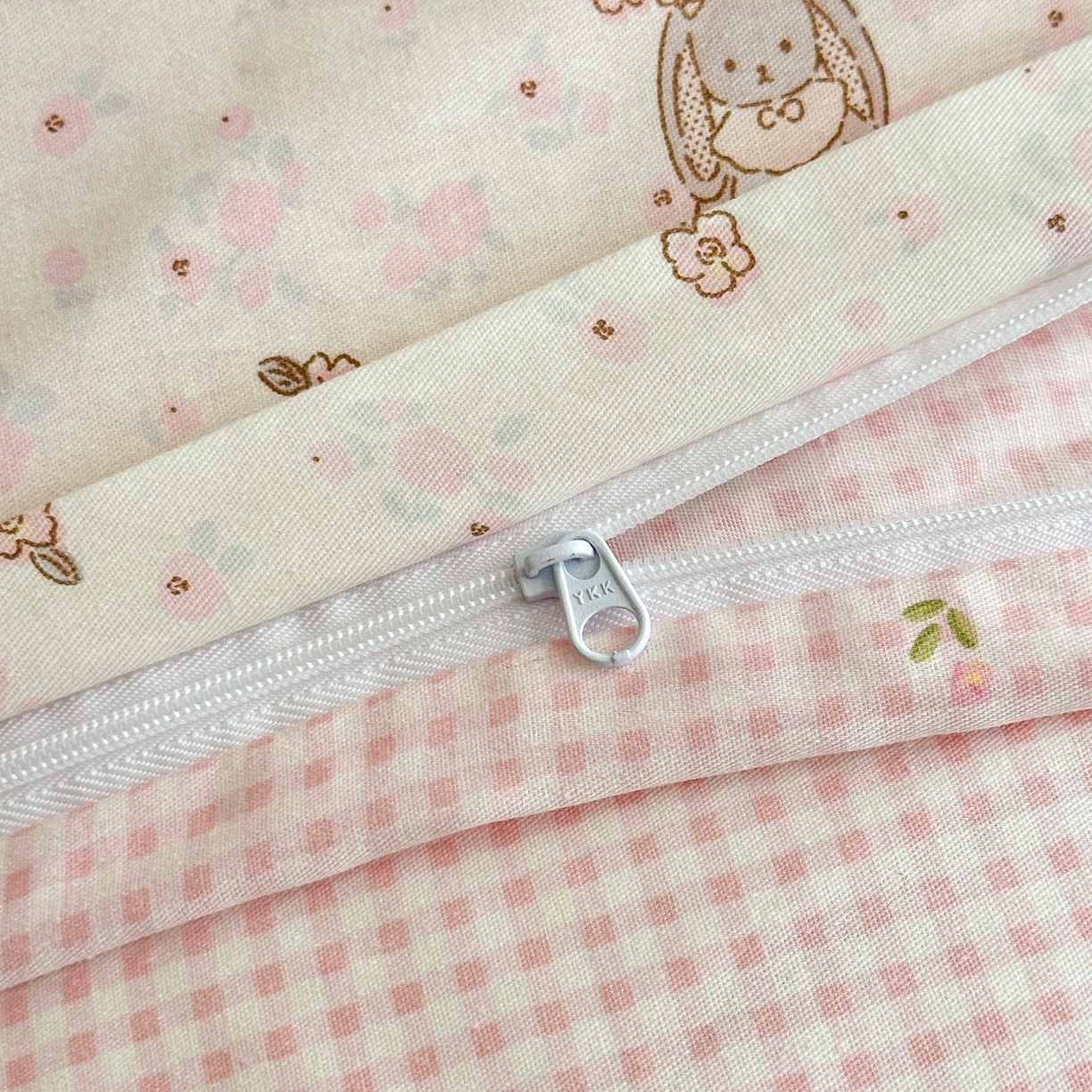 91家纺网 家纺一手货源 找家纺 乐童家纺 2026新款全棉网红直播爆款吊边一字绣工艺款四件套 春日兔影