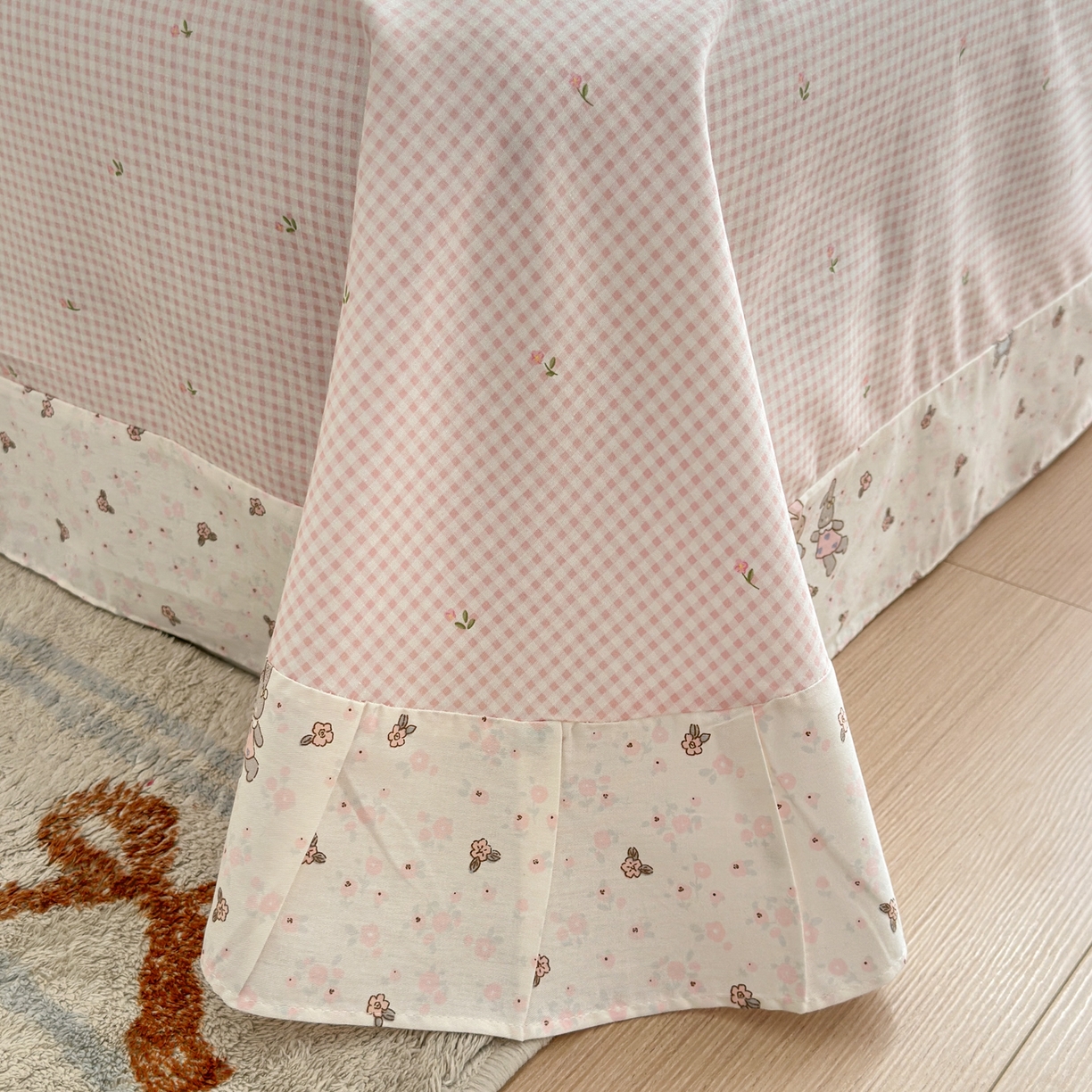 91家纺网 家纺一手货源 找家纺 乐童家纺 2026新款全棉网红直播爆款吊边一字绣工艺款四件套 春日兔影