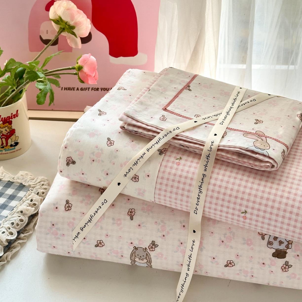 91家纺网 家纺一手货源 找家纺 乐童家纺 2026新款全棉网红直播爆款吊边一字绣工艺款四件套 春日兔影