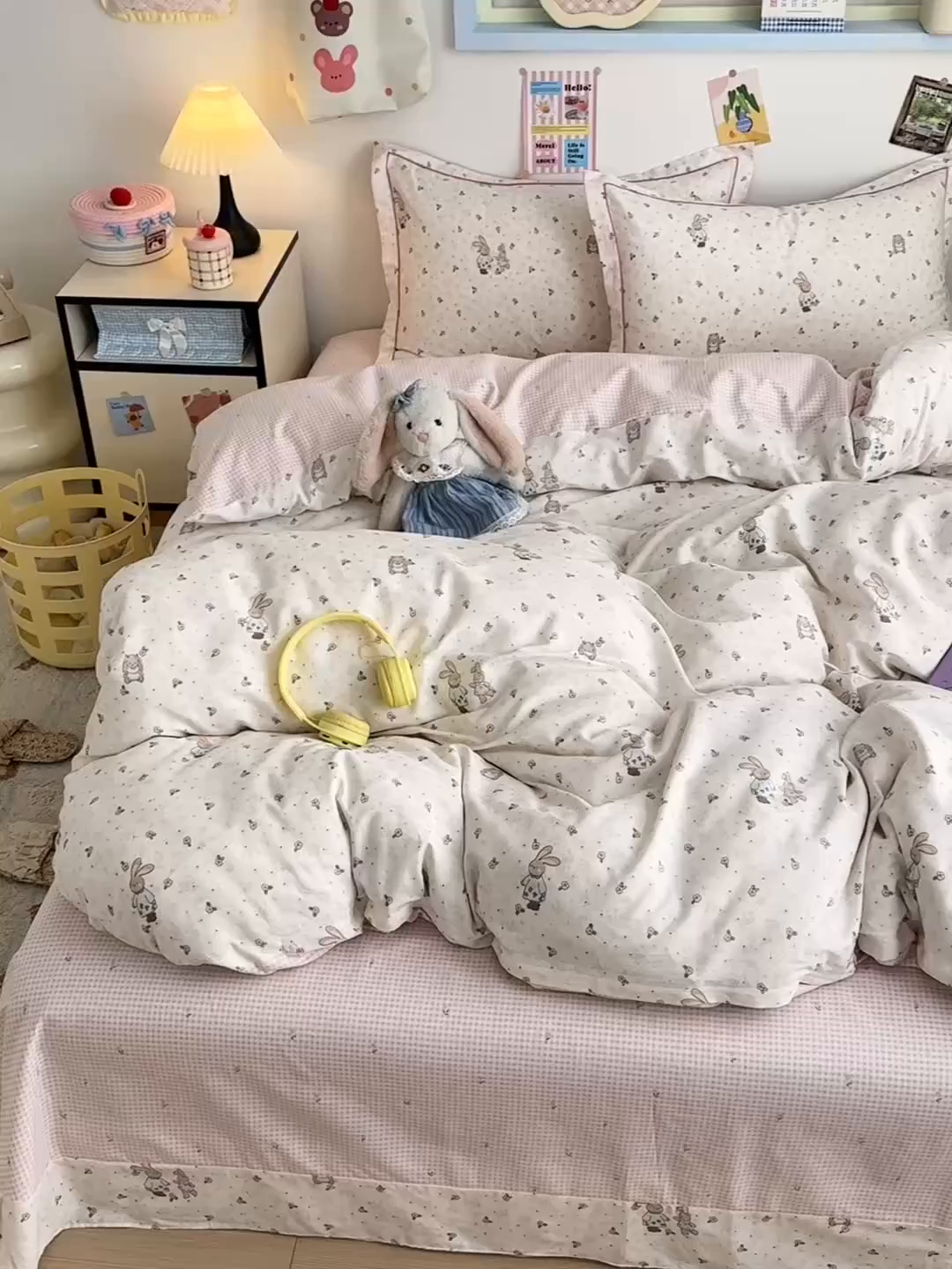 91家纺网 家纺一手货源 找家纺 乐童家纺 2026新款全棉网红直播爆款吊边一字绣工艺款四件套 春日兔影