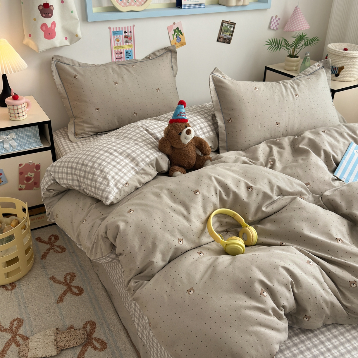 91家纺网 家纺一手货源 找家纺 乐童家纺 2026新款全棉网红直播爆款吊边一字绣工艺款四件套 蜂蜜熊熊