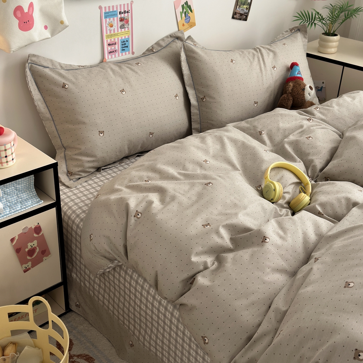 91家纺网 家纺一手货源 找家纺 乐童家纺 2026新款全棉网红直播爆款吊边一字绣工艺款四件套 蜂蜜熊熊