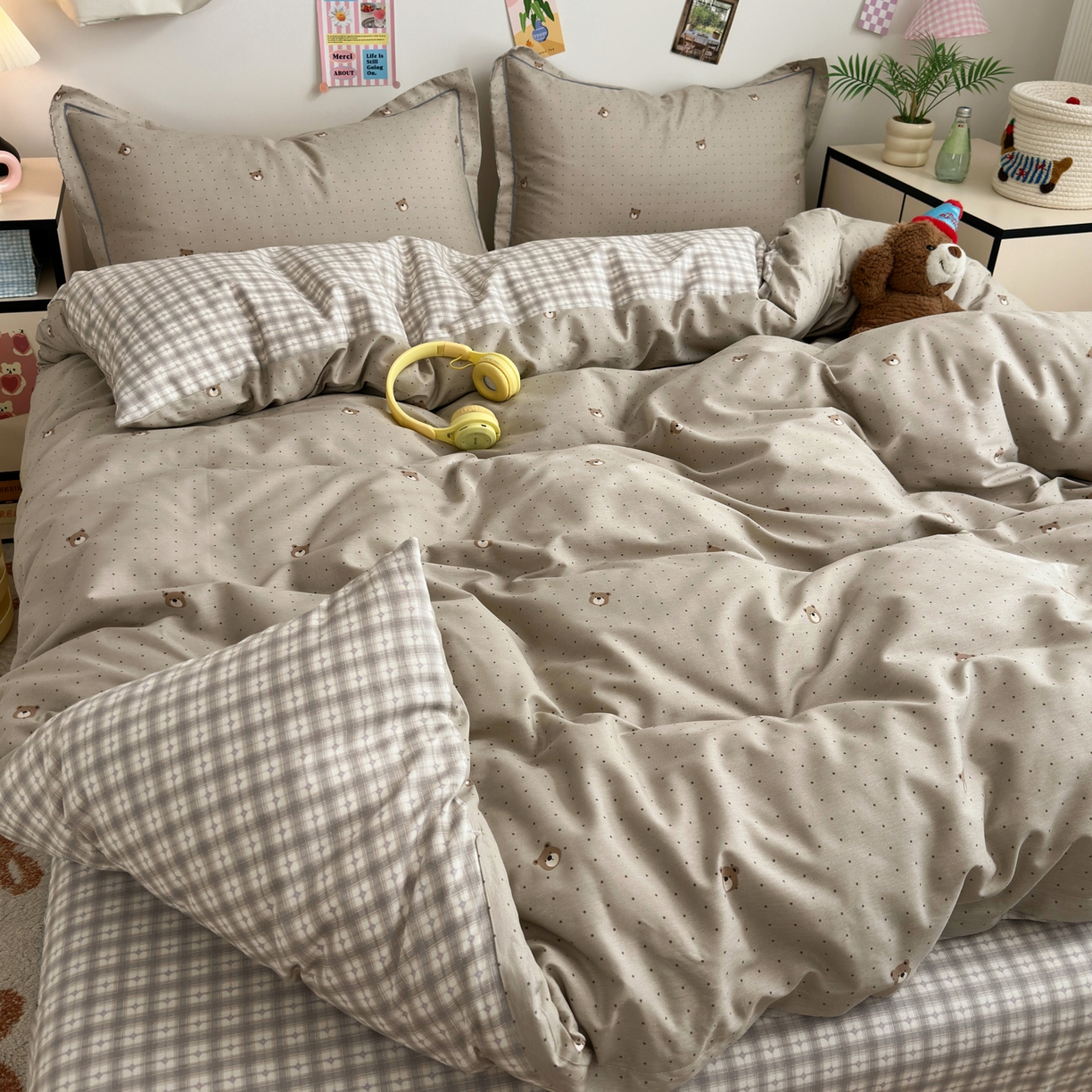 91家纺网 家纺一手货源 找家纺 乐童家纺 2026新款全棉网红直播爆款吊边一字绣工艺款四件套 蜂蜜熊熊