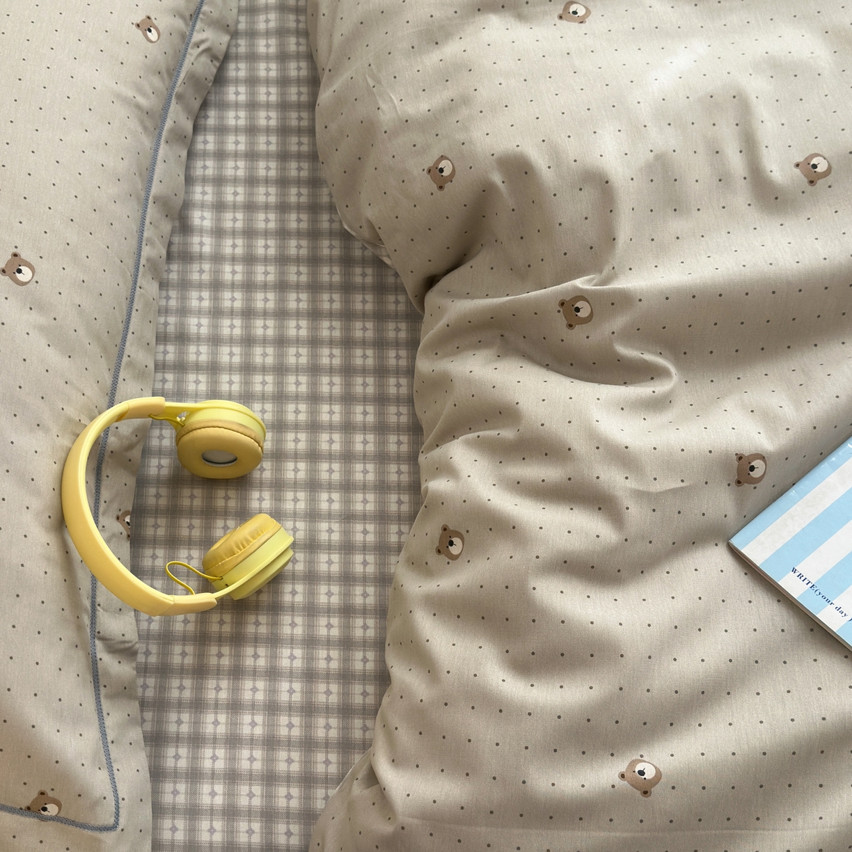 91家纺网 家纺一手货源 找家纺 乐童家纺 2026新款全棉网红直播爆款吊边一字绣工艺款四件套 蜂蜜熊熊