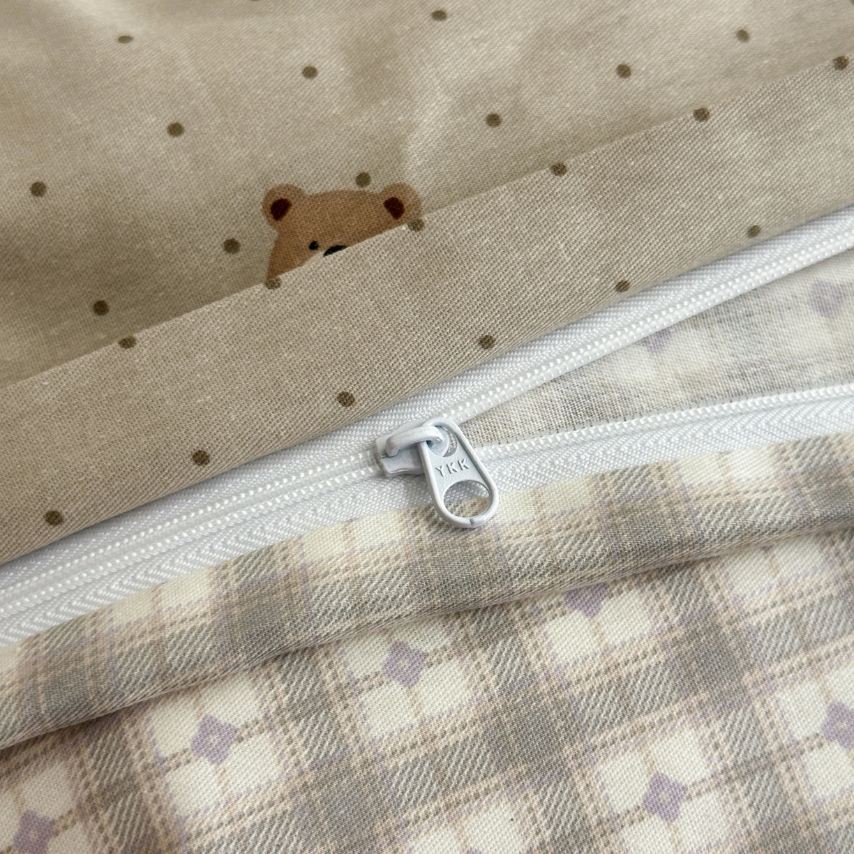 91家纺网 家纺一手货源 找家纺 乐童家纺 2026新款全棉网红直播爆款吊边一字绣工艺款四件套 蜂蜜熊熊