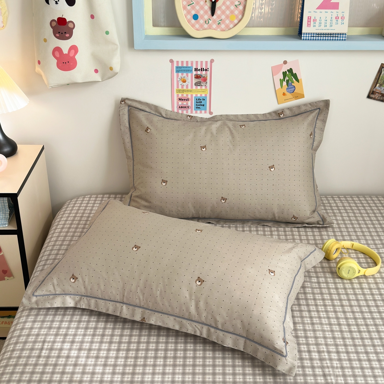 91家纺网 家纺一手货源 找家纺 乐童家纺 2026新款全棉网红直播爆款吊边一字绣工艺款四件套 蜂蜜熊熊